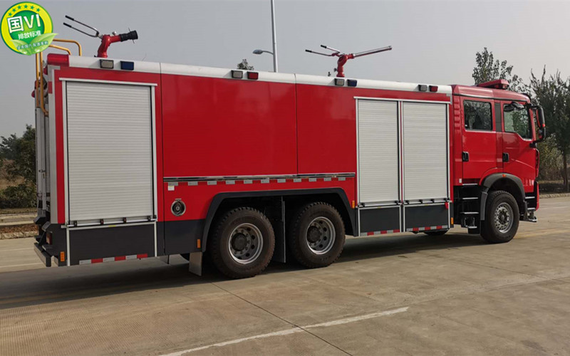 國(guó)六重汽12噸水(shuǐ)泡沫幹粉聯用(yòng)消防車(chē)