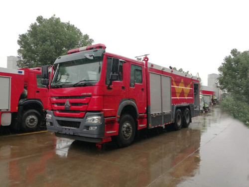 重汽豪沃雙排泡沫幹粉聯用(yòng)消防車(chē)