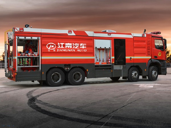 奔馳18噸水(shuǐ)罐消防車(chē)