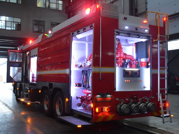 奔馳18噸水(shuǐ)罐消防車(chē)