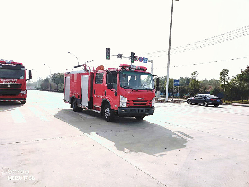 五十鈴3.5噸水(shuǐ)消防車(chē)