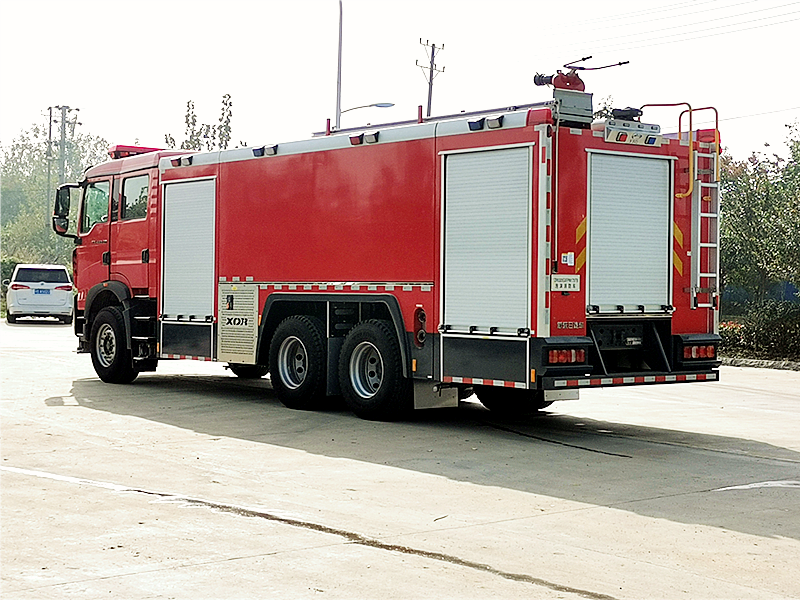 汕德卡8噸水(shuǐ)罐消防車(chē)