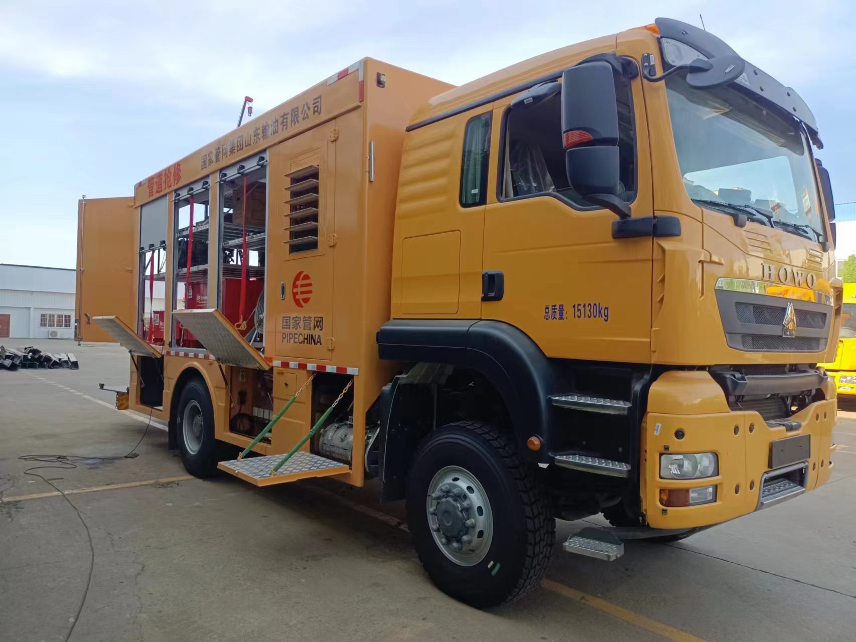 重汽豪沃裝備車(chē)