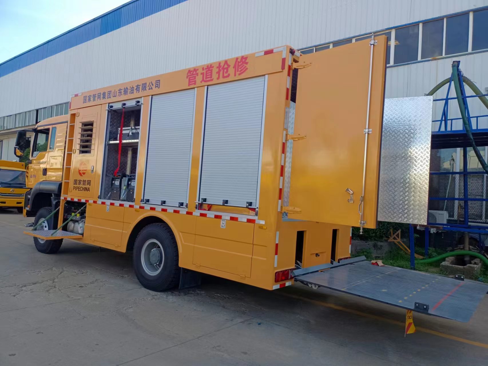 重汽豪沃裝備車(chē)