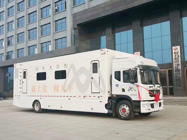 衛星通(tōng)訊指揮車(chē)