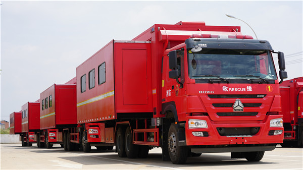 重汽後雙橋宿營車(chē)