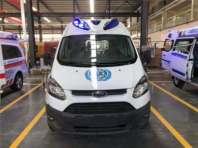 福特V362新全順短(duǎn)軸中頂救護車(chē)