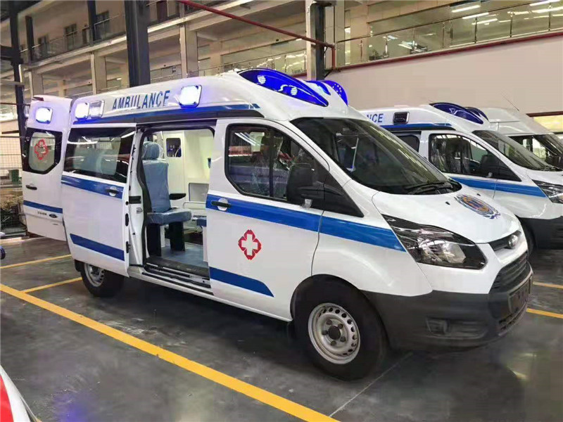 福特V362新全順短(duǎn)軸中頂救護車(chē)