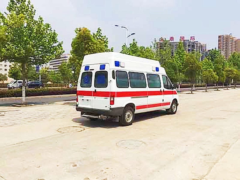 江鈴特順長(cháng)軸高(gāo)頂柴油版救護車(chē)