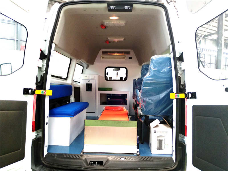 江鈴特順短(duǎn)軸柴油轉運型救護車(chē)