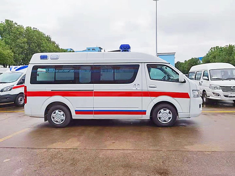 福田G7長(cháng)軸救護車(chē)