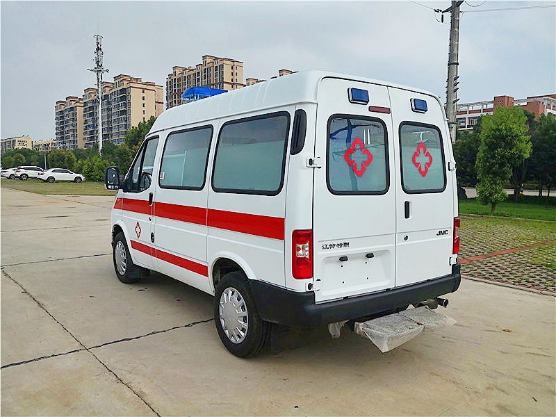 江鈴特順短(duǎn)軸中頂柴油版救護車(chē)
