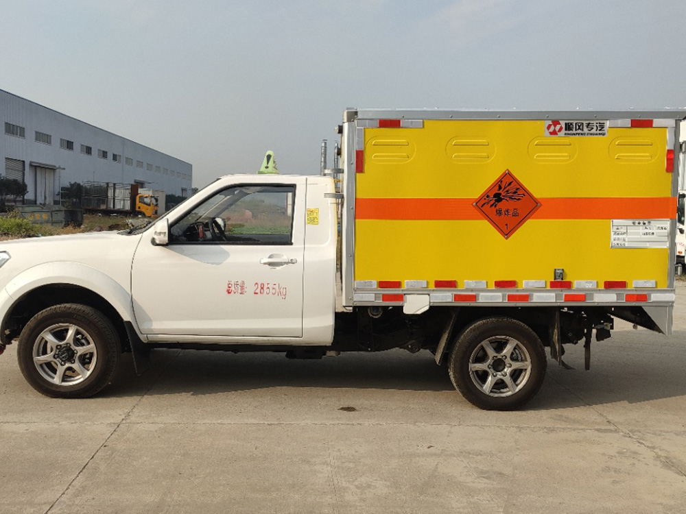 東(dōng)風(fēng)皮卡爆破器(qì)材運輸車(chē)