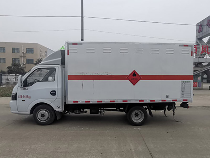 東(dōng)風(fēng)途逸易燃液體(tǐ)（汽油）廂式運輸車(chē)