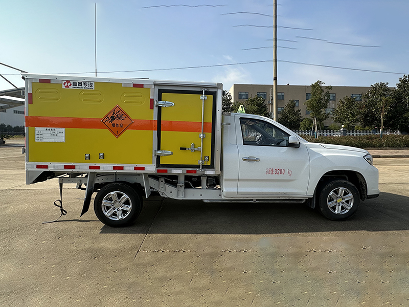 上(shàng)汽大(dà)通(tōng)皮卡爆破器(qì)材運輸車(chē)