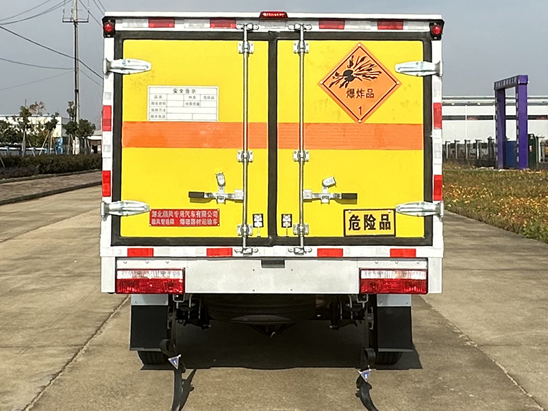上(shàng)汽大(dà)通(tōng)皮卡爆破器(qì)材運輸車(chē)