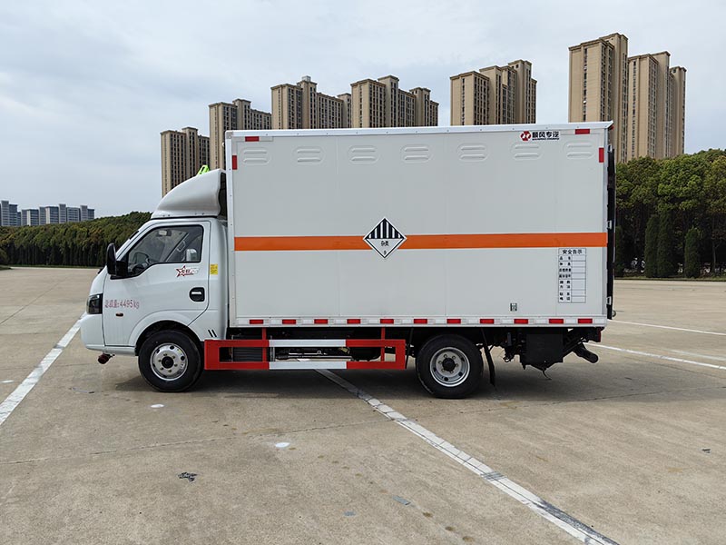 廂式東(dōng)風(fēng)大(dà)途逸 氣刹斷氣刹 4米危險品廂式運輸車(chē)