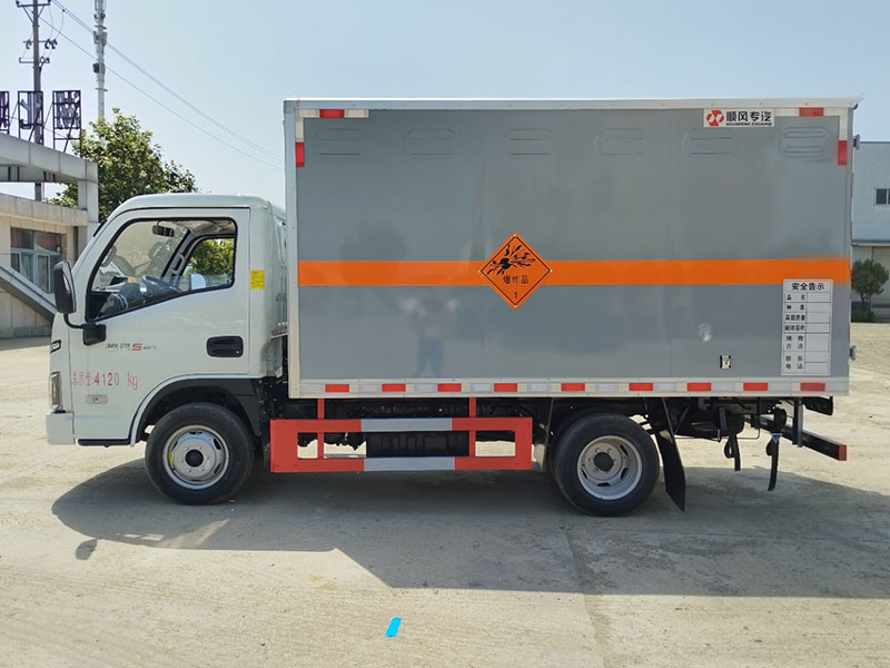 躍進柴油危險品廂式車(chē)